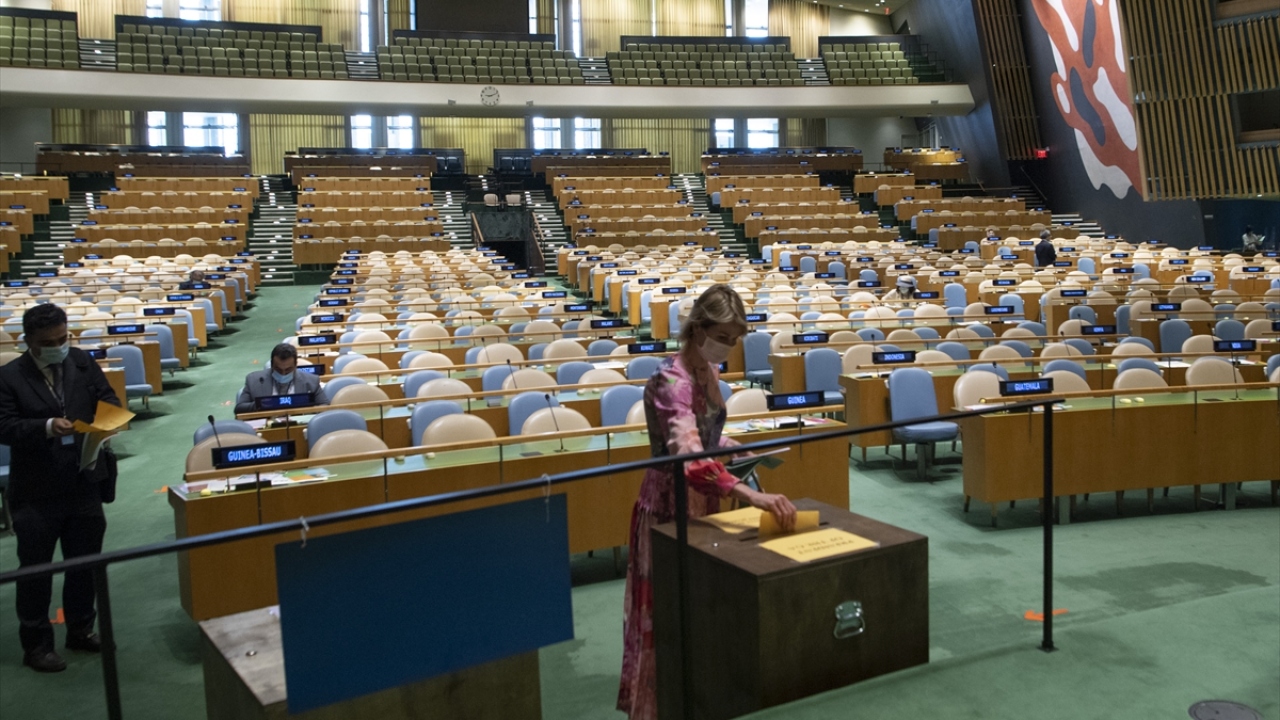 ABD`nin Birleşmiş Milletler (BM) Daimi Temsilcisi Kelly Craft (ortada) da salona gelerek oyunu kullandı.