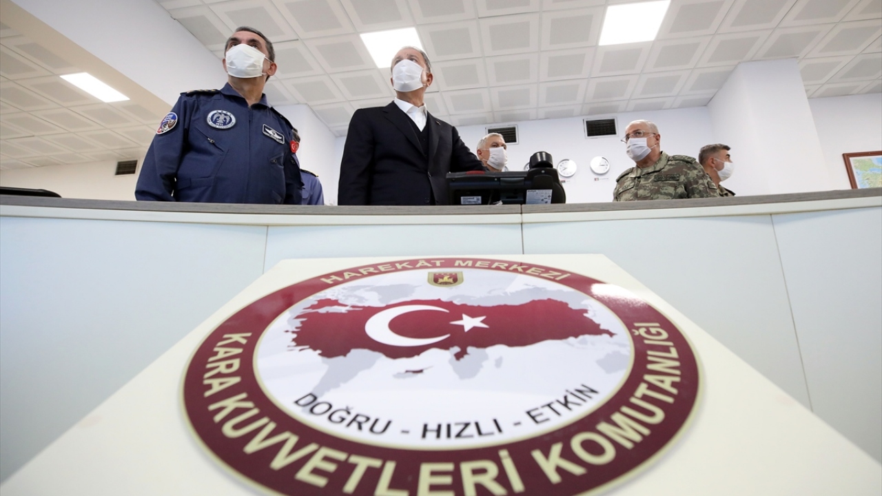 Pençe-Kartal Operasyonu’nun hemen ardından gerçekleştirilen Pençe-Kaplan Operasyonu ile komando birliklerinin Haftanin’de belirlenen bölgelere yönelik hava hücum harekatı sürüyor, teröristlere ait hedefler tek tek yerle bir ediliyor.