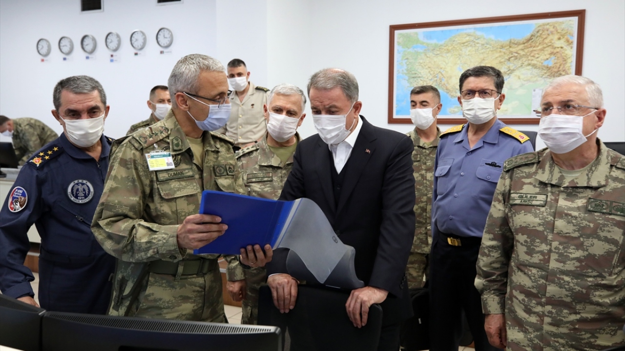 Zor arazi koşullarına rağmen operasyonu planlandığı şekilde başarıyla sürdüren Mehmetçik, PKK terör örgütünün bölgede tuzakladığı mayın ve EYP’leri etkisiz hale getirmeye, silah, mühimmat ve yaşam malzemelerini imha etmeye devam ediyor.