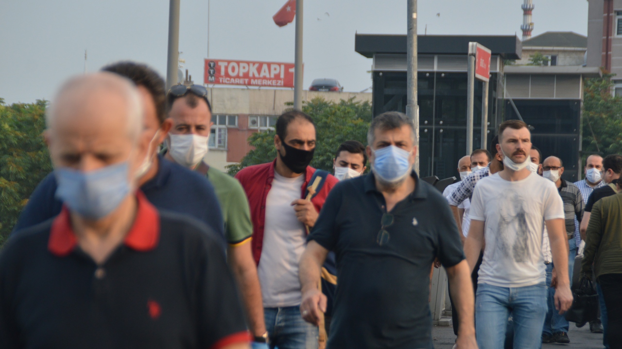 Sağlık Bakanlığı Bilim Kurulu`nun önerileri doğrultusunda dün akşam alınan kararla Ankara, İstanbul ve Bursa illerinde açık alanlarda maske takma zorunluluğu getirilmişti.