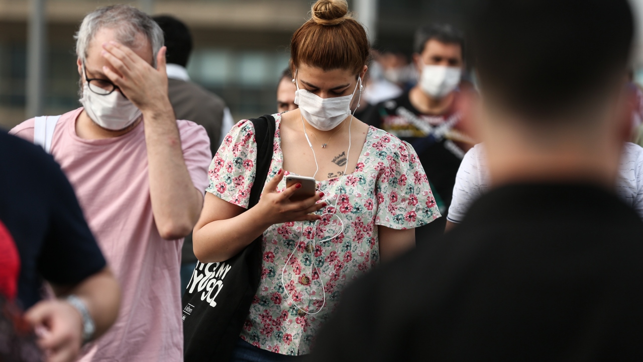 Bu sabah saatlerinde de evlerinden çıkan vatandaşların maske kullanımı dikkat ettikleri görüldü.