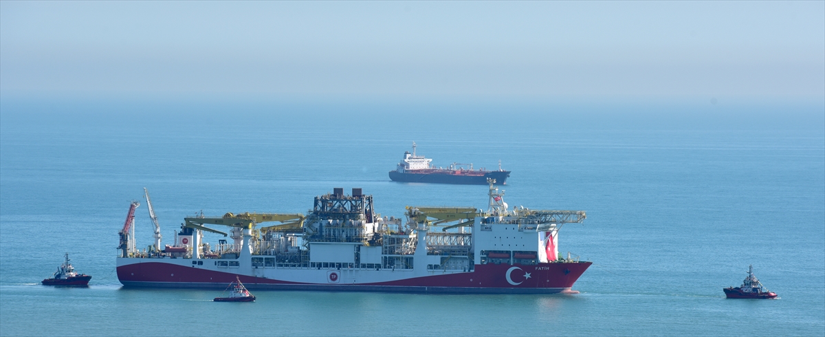 İstanbul Boğazı`ndan Karadeniz`e geçebilmesi için direği kısaltılan, 51 bin 283 groston ağırlığındaki geminin sökülen parçaları ise montaj için Kıyı Emniyeti Genel Müdürlüğü`ne ait "Kurtaran" isimli römorkörle İstanbul`dan Trabzon`a getirildi.