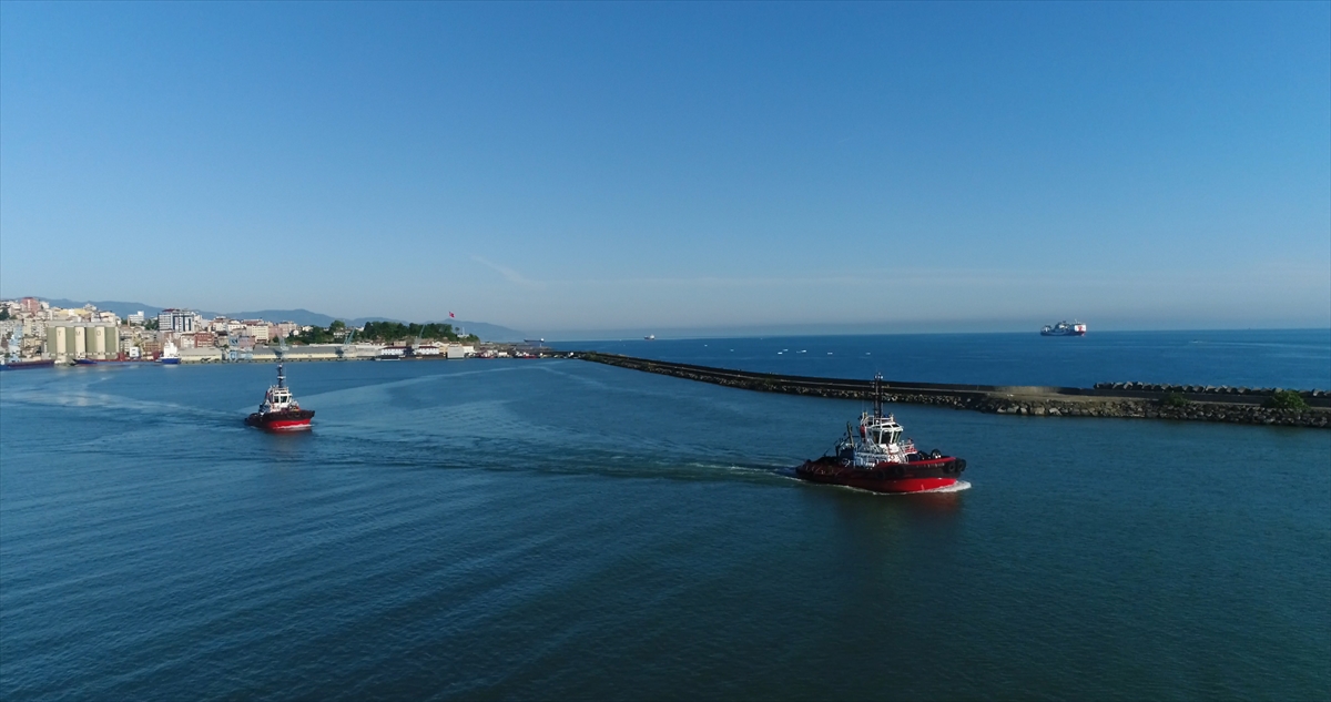 Fatih Sondaj Gemisi`nin 4,5 saat süren limana "demir atma operasyonu" havadan görüntülendi. 