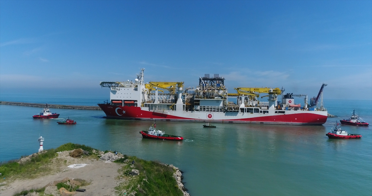 Kemal Aksoy, Trabzon Limanı`na ait üç römorkörün de yanaşma sırasında geminin belirlenen alanın dışına sapmasını engellemek amacıyla operasyonda görev aldığını aktardı.