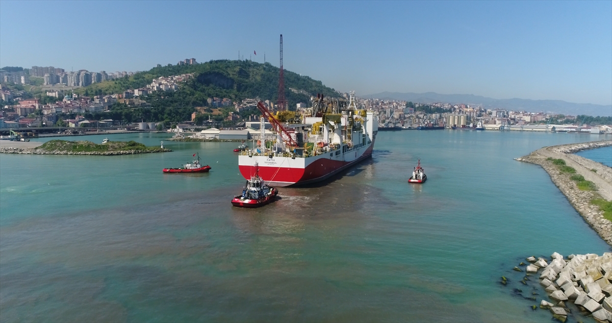 Operasyon sırasında 5 römorkörde 20, liman sahasında da 10 olmak üzere toplam 30 personelin görev yaptığını dile getiren Aksoy, operasyonun yaklaşık 4,5 saat sürdüğünü ve her aşamasının hem denizden hem havadan hem de karadan görüntülendiğini kaydetti.