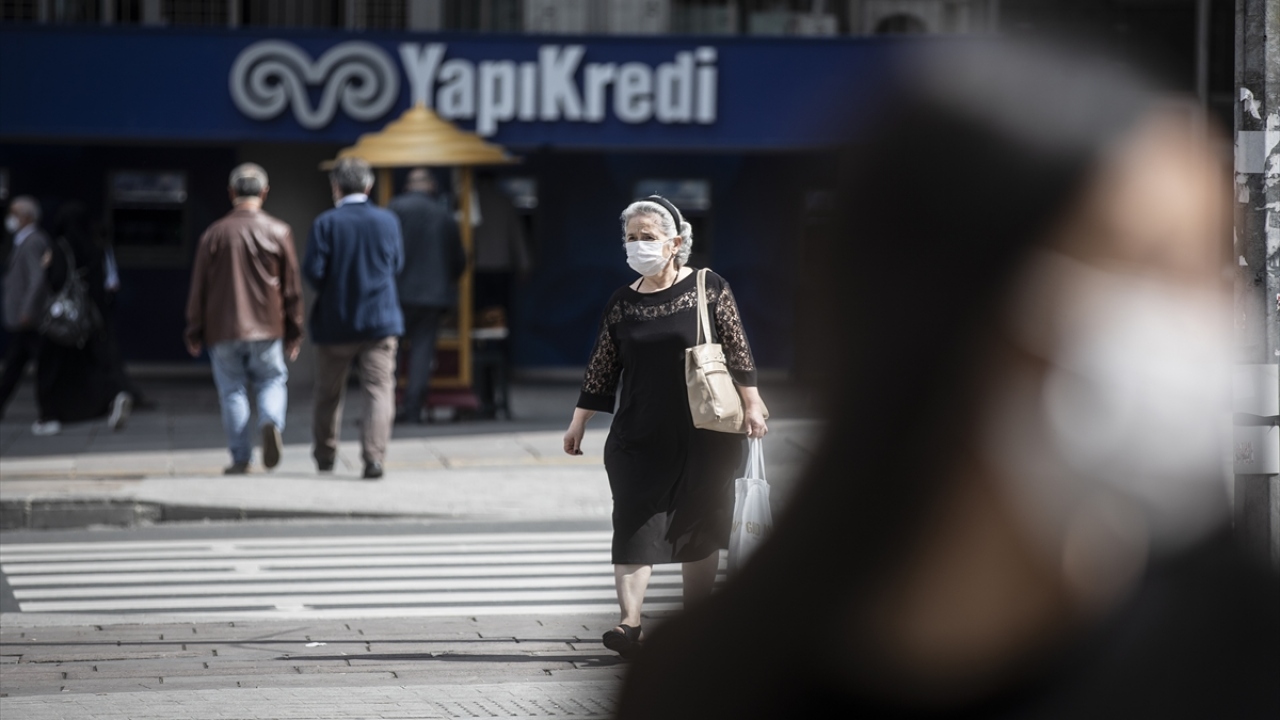 Vatandaşların açık alanlarda maske takma kuralına uyduğu gözlendi.