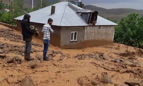 Bingöl'deki sel felaketi: 10 ev ile 30'a yakın ahır zarar gördü
