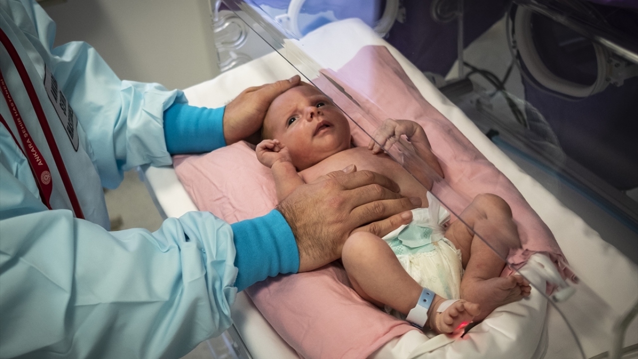 Aynı kentte bulunan bir hastaneye götürülen ve muayenesinin ardından bağırsaklarından ameliyat edilen Türk`ün sağlık durumu aradan geçen süre içerisinde düzelme göstermedi.