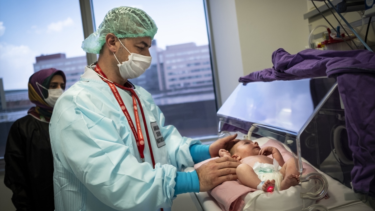 Dnipro kentinde bebek odası aydınlatma ürünlerinin satışını yapan Hakan Türk`ün 21 Mayıs`ta dünyaya gelen bebeği Murat, birkaç gün sonra göbek bölgesinde oluşan kanama nedeniyle rahatsızlandı. 