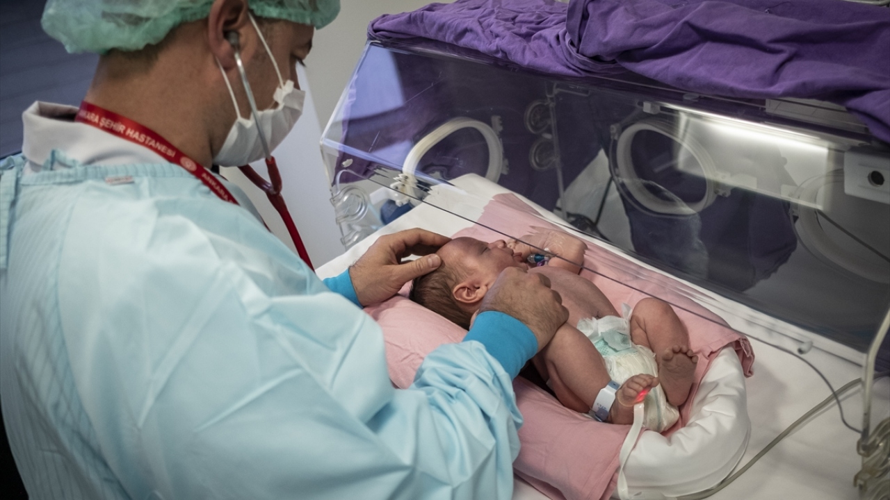 Bunun üzerine büyükelçilik görevlileriyle irtibata geçen aile, Murat bebeğin tedavisinin Türkiye`de yapılması için yardım çağrısında bulundu. 