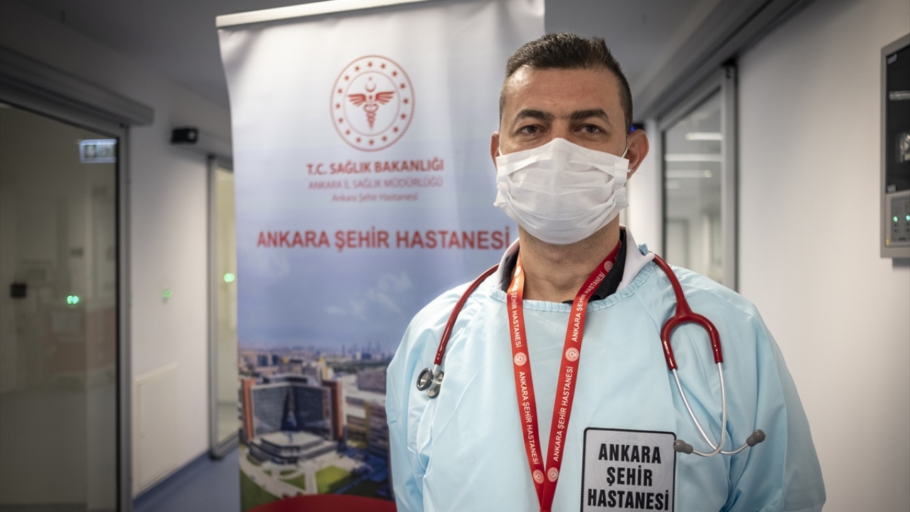Bebeğin tedavisini yürüten Ankara Şehir Hastanesi Yenidoğan Servisi Klinik Şefi Prof. Dr. Cüneyt Tayman da iki gün önce hastaneye getirilen Murat bebeğinin tedavisine başlandığını söyledi.
