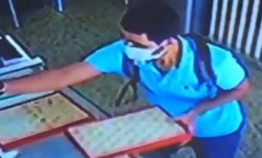 Kuyumcuya biber gazı sıkan cerrahi maskeli gaspçı kamerada