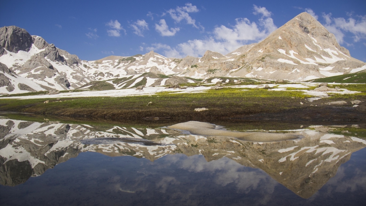 Munzur Vadisi Milli Parkı, Munzur Gözeleri, Mercan Vadisi ve Harami Deresi`nin bulunduğu 1500 rakımlı Ovacık ilçesi, her mevsim doğa tutkunlarının en gözde mekanları arasında yer alıyor. 