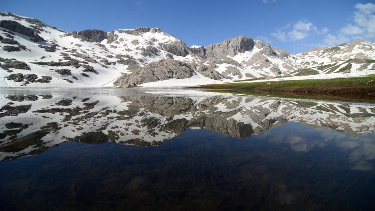 Kültür, tarih ve doğal zenginlikleriyle öne çıkan ilçede, dört mevsim karlı zirvelere sahip Munzur Dağları da yaz aylarında yaylaları, şelaleleri, yaban hayatı varlığı, endemik türleri ve buzul gölleriyle ayrı güzellikler sunuyor.