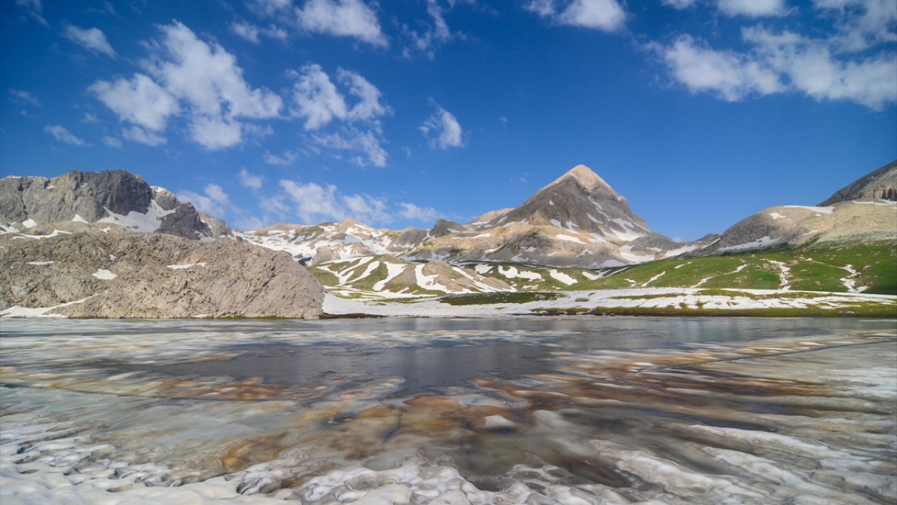 Hava sıcaklığının arttığı bugünlerde, karların bir bölümünün erimesiyle Munzur Dağları`nda yer alan Kepır Yaylası`ndaki iki farklı noktada buzul gölleri oluştu.