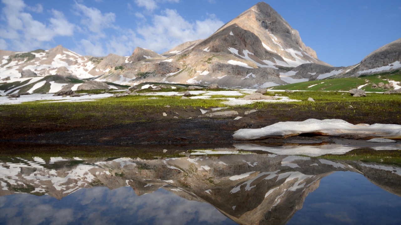 Etrafını çevreleyen yüksek dağlar arasında masmavi görünümleriyle cezbeden buzul göller, hem hafta içi hem de hafta sonu çevre il ve ilçelerden çok sayıda ziyaretçiyi ağırlıyor. 