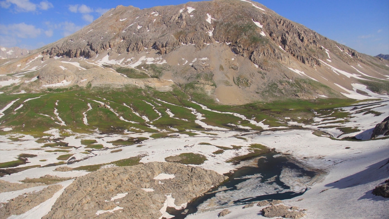 İlçeye bağlı Gözeler köyüne yaklaşık 30 kilometre uzaklıkta bulunan Kepır Yaylası`ndaki gölleri görmek isteyen ziyaretçiler, Munzur Dağları`nda yaklaşık 6 saat süren zorlu bir tırmanış gerçekleştiriyor. 