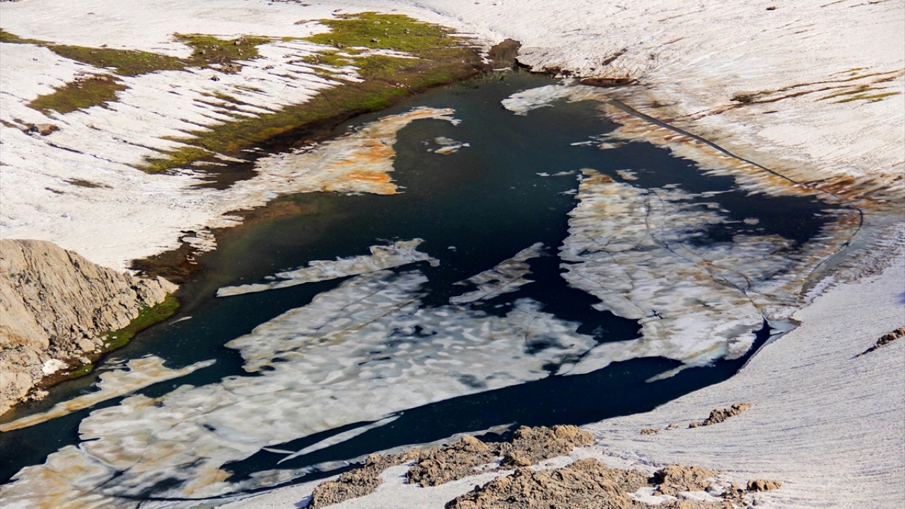 Dik ve karlı patikalarda uzun süre yol alan ziyaretçiler, daha sonra yaylaya ulaşıp burada hem çevresi karla kaplı gölleri geziyor hem de yeşile bürünen doğada doyasıya vakit geçiriyor.
