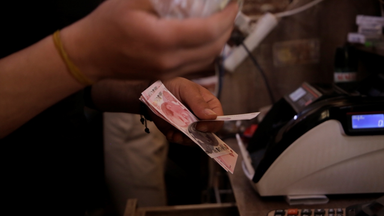 TL, kentte fırın, akaryakıt istasyonu, eczane, market gibi birçok alanda rağbet görüyor.