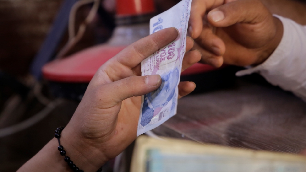 Fırın işletmecisi Mahmut Ali Paşa, SL`nin dolar karşısında hızlı bir şekilde değer kaybetmesinin ardından halkın alım gücünü korumak amacıyla alım satım işlemlerinde Türk lirasına geçiş yaptıklarını söyledi.