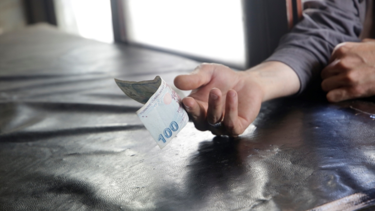 İdlib`li döviz bürosu sahibi Maan es Sus da "TL ile alışveriş yapmak, istikrarlı ekonomiye sahip bir ülkenin para birimi üzerinden işlem yapmak demek. Akaryakıt ve gıda ürünlerinin fiyatları daha istikrarlı ve sabit olacaktır." diye konuştu.