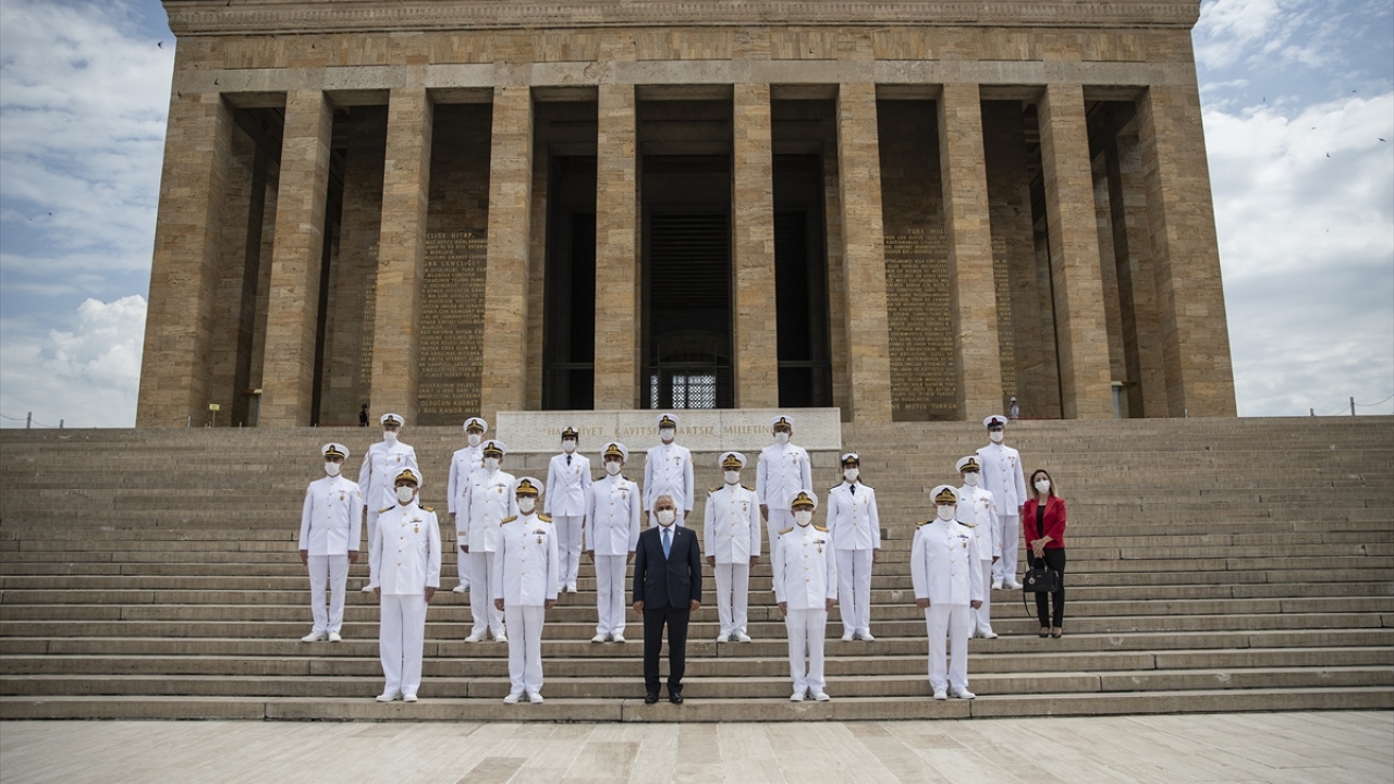 İçişleri Bakan Yardımcısı Mehmet Ersoy ve beraberindeki heyet, Sahil Güvenlik Komutanlığının 38`inci kuruluş yıl dönümü dolayısıyla Anıtkabir`i ziyaret etti.