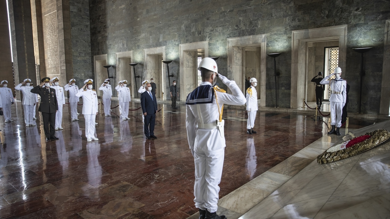 Ersoy başkanlığındaki heyet, Aslanlı Yol`dan yürüyerek Türkiye Cumhuriyetinin kurucusu Ulu Önder Mustafa Kemal Atatürk`ün mozolesine geldi. Mozoleye çelenk bırakılmasının ardından saygı duruşunda bulunuldu.