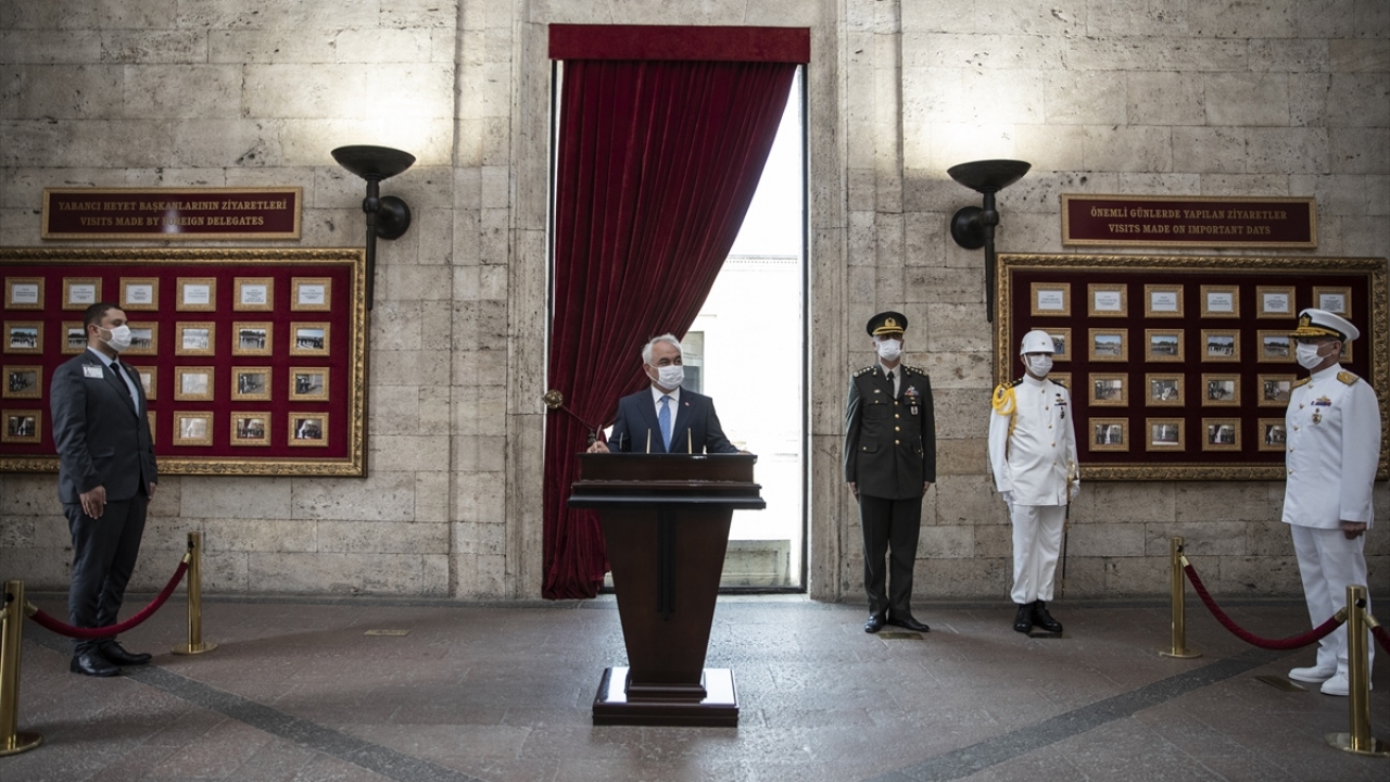 Daha sonra Misak-ı Milli Kulesi`ne geçen ve Anıtkabir Özel Defteri`ni imzalayan Ersoy, şunları yazdı:
