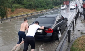 İstanbul'da etkili olan şiddetli yağmur ve dolu hayatı felç etti