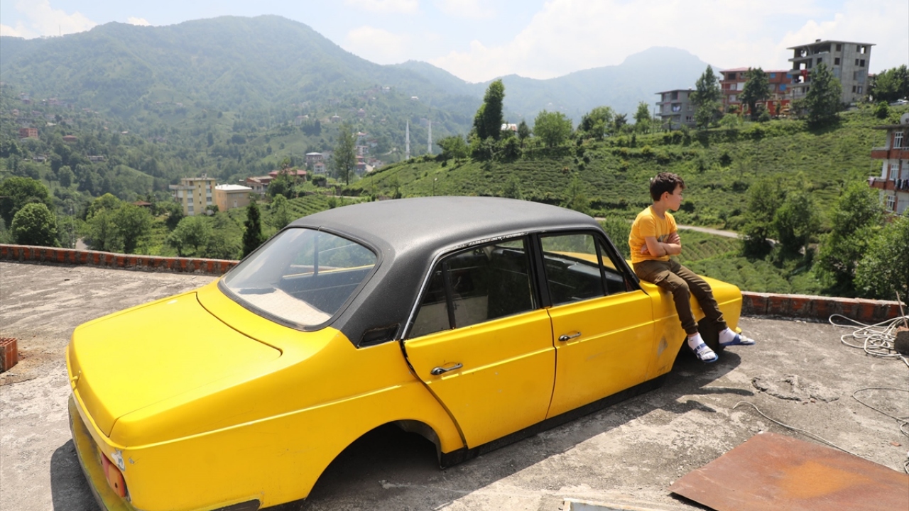 Bunun üzerine oğlu Bülent Çepli, baba yadigarı otomobili vinçle 3 katlı evinin çatısına çıkardı. 