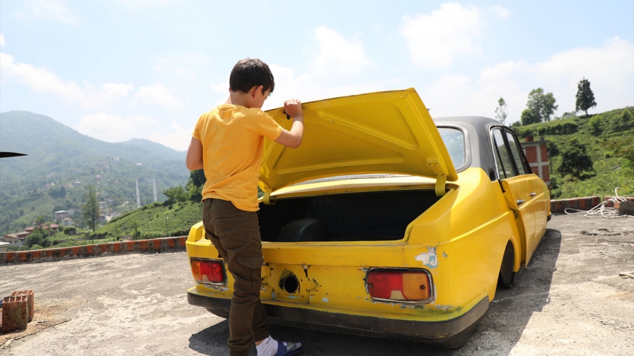 Motor aksamı ve lastikleri sökülmüş haldeki otomobili çatıda görenler ise şaşkınlıklarını gizleyemiyor. 