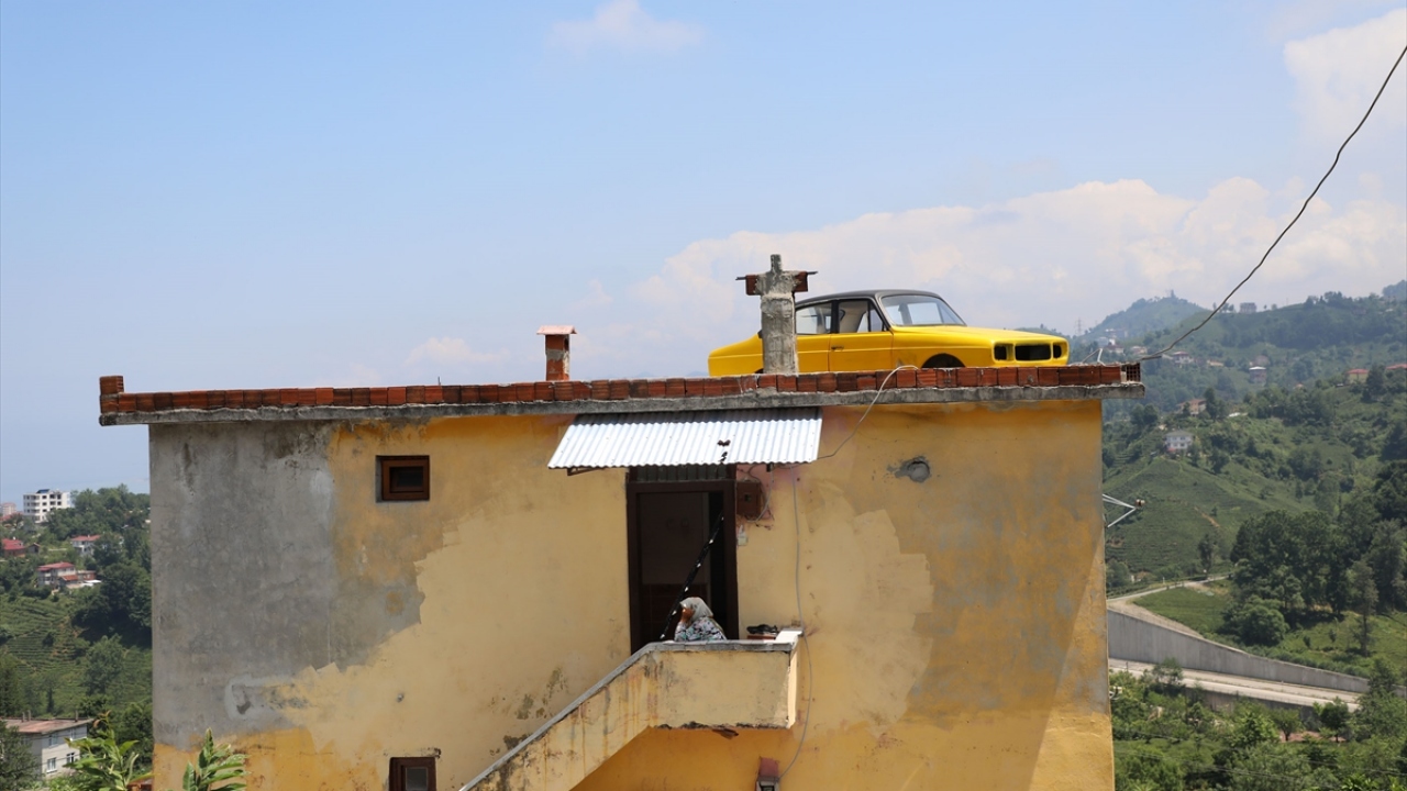 Recep Çepli`ye ait 1975 model "Anadol" marka otomobil, aile üyeleri tarafından kullanılmadı ve evin önünde bekletildi. 