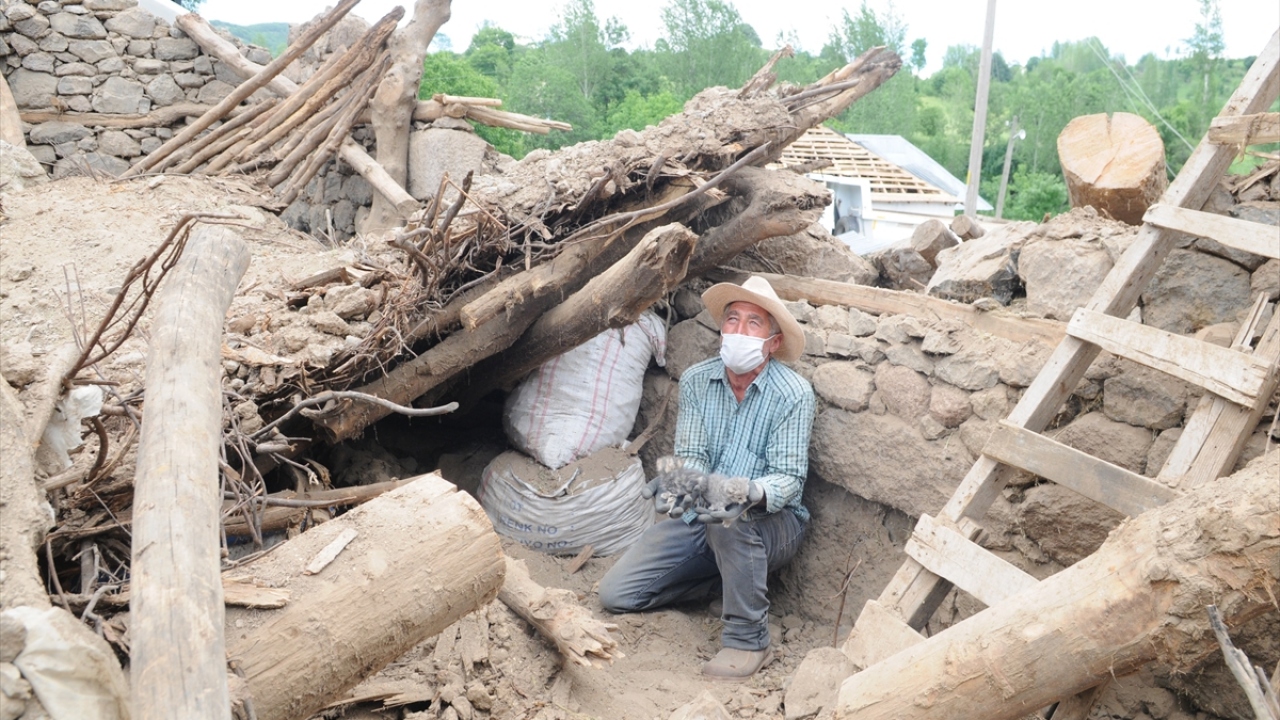 Merkez üssü Bingöl`ün Karlıova ilçesi olan ve güvenlik korucusu Cengiz Pullu`nun şehit olduğu, 35 kişinin yaralandığı depremin yaralarının sarılması için Cumhurbaşkanı Recep Tayyip Erdoğan`ın talimatıyla başlatılan çalışmalar hızla devam ediyor.