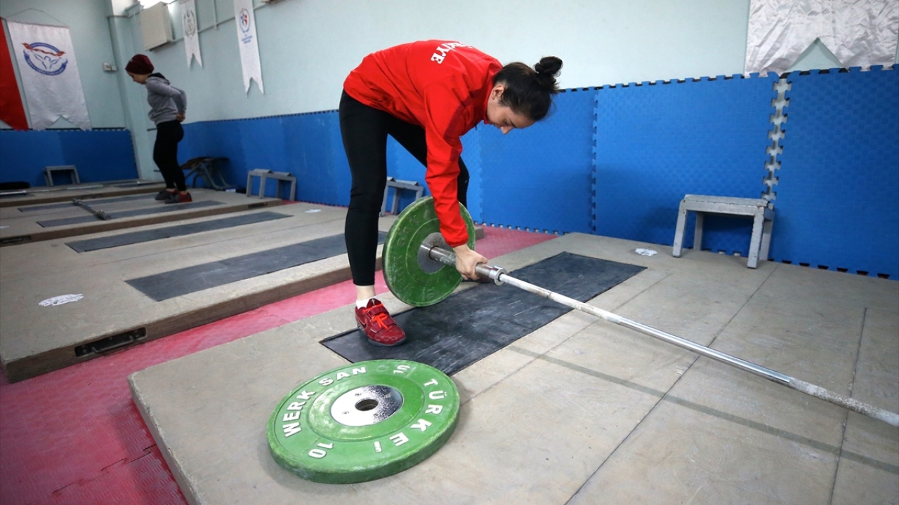 Milli halterciler, eylül ayında yapılması planlanan Avrupa Halter Şampiyonasını için antrenörlerinin verdiği program dahilinde form tutmaya başladı.