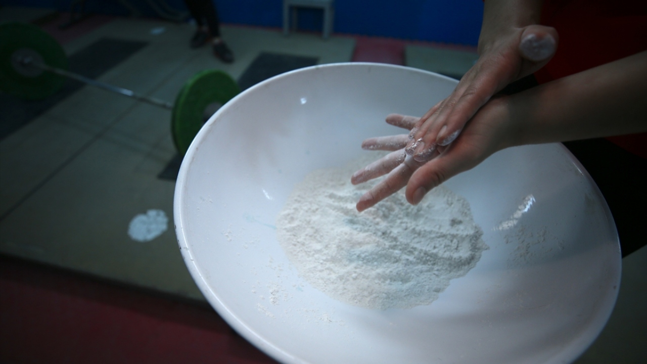 Avrupa`da Türk bayrağını dalgalandırmak ve İstiklal Marşı`nı okutmak isteyen milli sporcular, her gün artan antrenman tempolarıyla çalışmalarını sürdürüyor. 