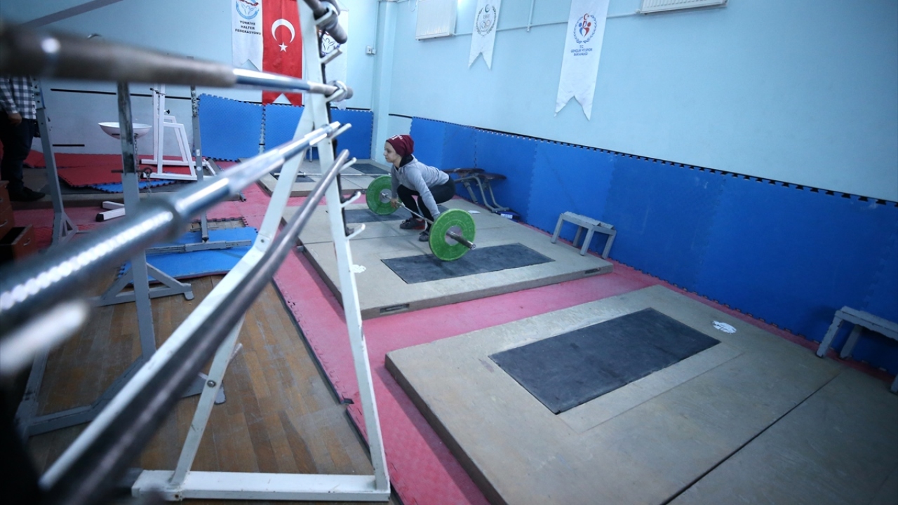 Düzce Gençlik ve Spor İl Müdürlüğü halter antrenörü Yasin Aydın, yaptığı açıklamada, uzun bir aradan sonra antrenmanlara tekrar başladıklarını ve salonda olmanın kendileri için büyük bir mutluluk olduğunu söyledi.