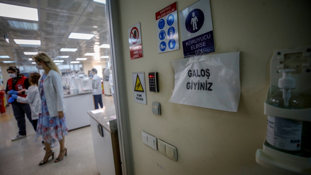 Kazalarda, bazı hastalık veya büyük ameliyatlarda ihtiyaç duyulan kan, Covid-19 nedeniyle daha da zorlaşan bir süreçte, Türk Kızılay çalışanları ve bağışçıların fedakarlıklarıyla hastalara ulaştırılıyor.