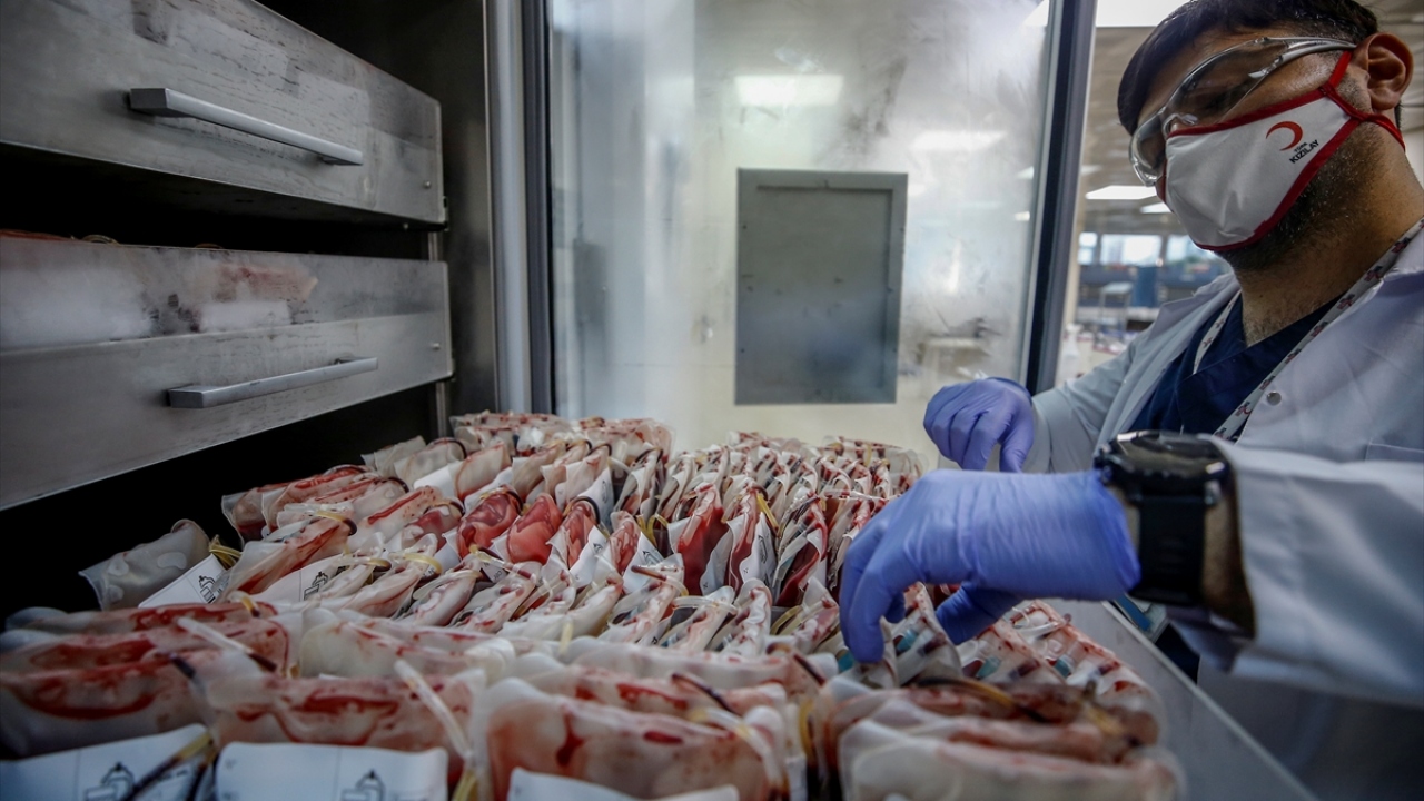 Titiz çalışmada, Covid-19`la mücadele edilen dönemde kan stoklarının azalmaması için verilen çaba dikkati çekiyor. 