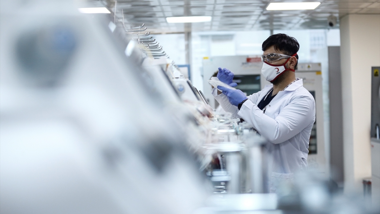 Kanlar, laboratuvardaki işlemlerinin ardından bölge genelindeki 56 hastanede şifa bekleyenlere ulaştırılıyor. Bu süreçte alınan plazmalar ise yoğun bakımlarda entübe hastalara naklediliyor.