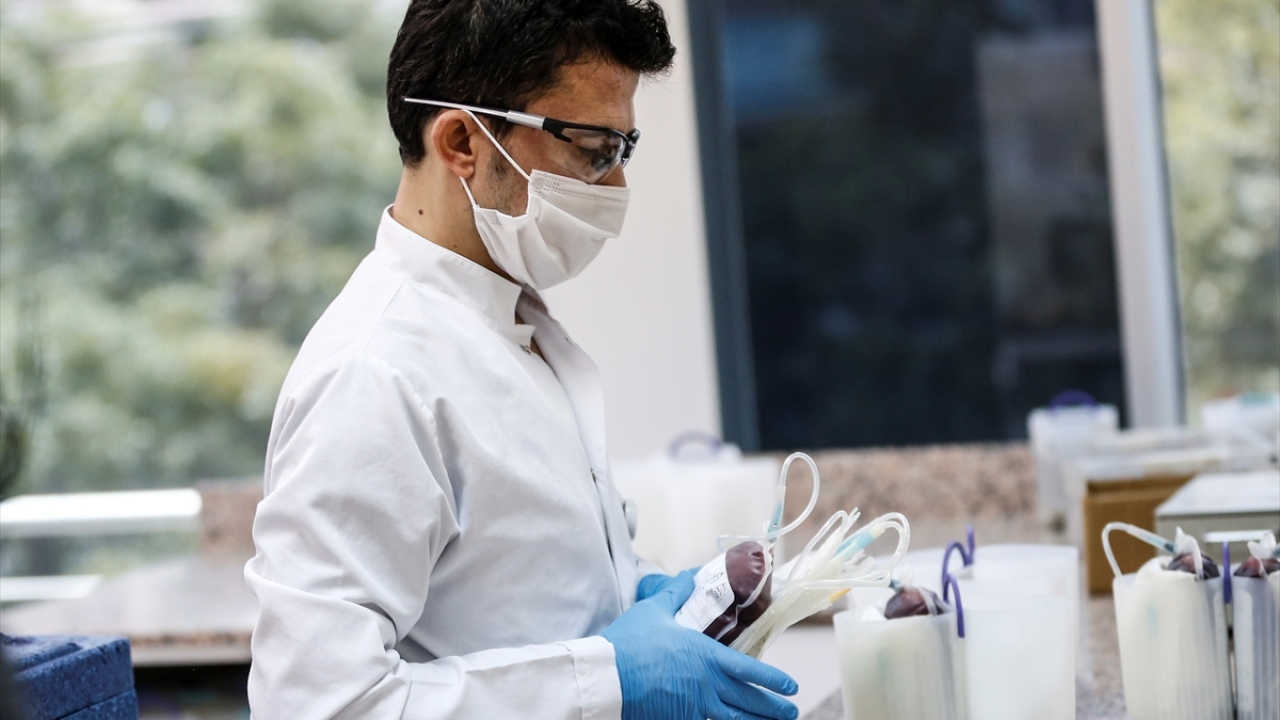 Kan stokları düştüğü için nisan ayının üçüncü haftasında kırmızı alarm verdiklerini ancak 1,5 ayda hızla toparlandıklarını aktaran Ertop, kanın acil değil, sürekli ihtiyaç olduğunu vurguladı.