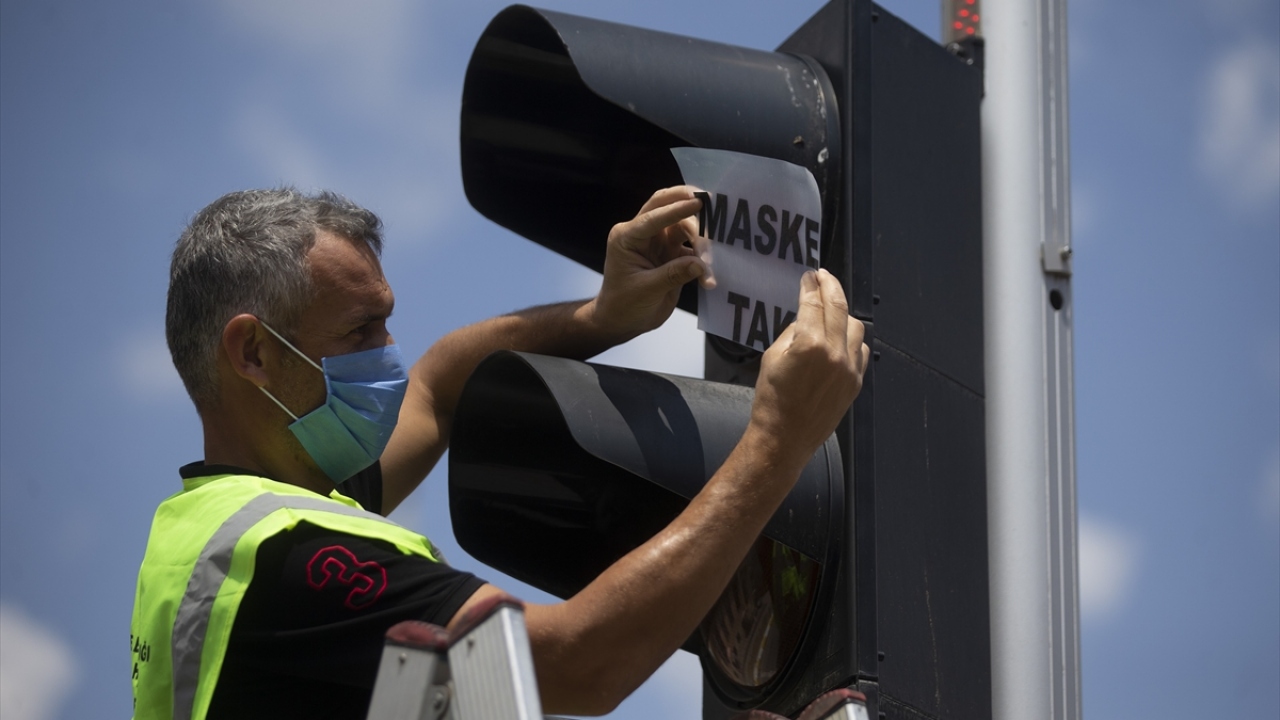 Edirne Belediye Başkanı Recep Gürkan, Talatpaşa Bulvarı`ndaki trafik ışıkları önünde gazetecilere yaptığı açıklamada, tüm dünyada salgınla mücadelenin devam ettiğini söyledi.