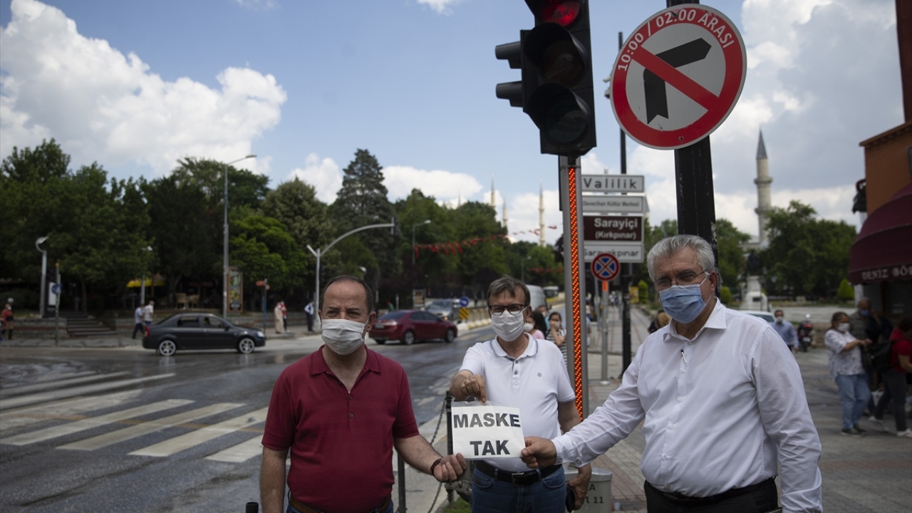 Sokağa çıkma kısıtlamalarında trafik ışıklarından kırmızıya "evde kal", yeşile ise "eve git" yazıldığını anımsatan Gürkan, şunları kaydetti: