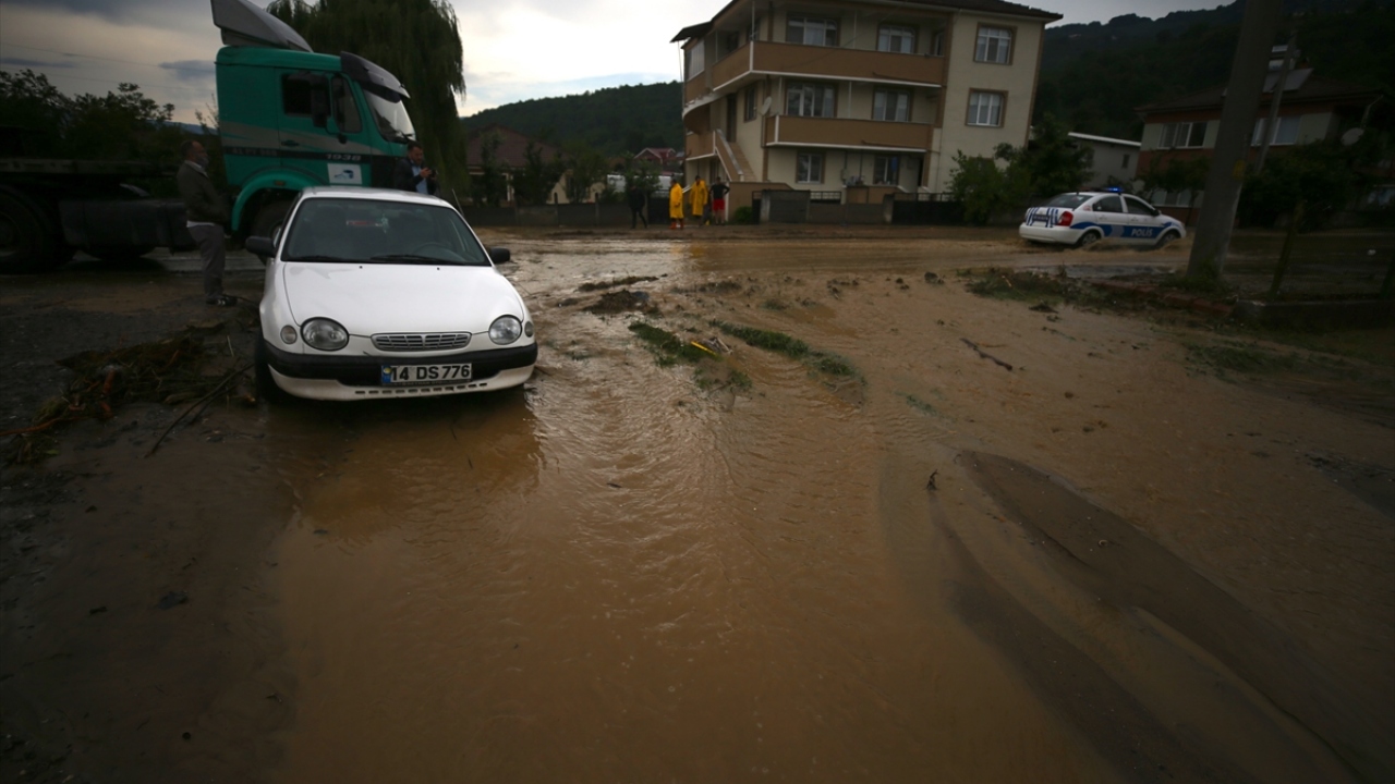 İlçede Melen Çayı`nı besleyen derenin şiddetli sağanak yüzünden taşması sonucu Zekeriya köyünde bazı evler ile çok sayıda araç zarar gördü. 