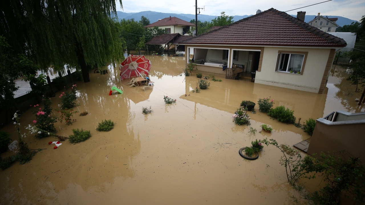 Gölyaka Kaymakam Vekili Abdullah Kurt ve Gölyaka Belediye Başkanı Yakup Demircan da bölgeye giderek, çalışmalar hakkında bilgi aldı. 