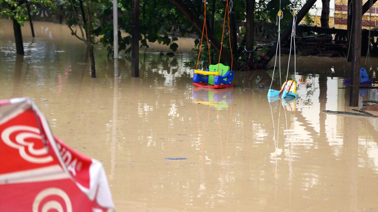 Bu arada, ilçe merkezinde ve bağlı köylerde de su taşkını yaşandığı bildirildi.