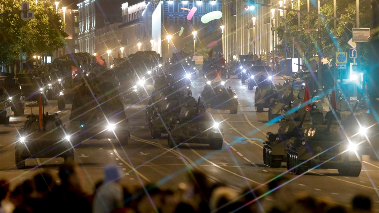 Covid-19 tedbirleri kapsamında medikal eldiven ve maske takan askerlerin kullandığı askeri araçlar, Tverskoy Caddesi’nden tarihi Kızıl Meydan’a ulaştı.