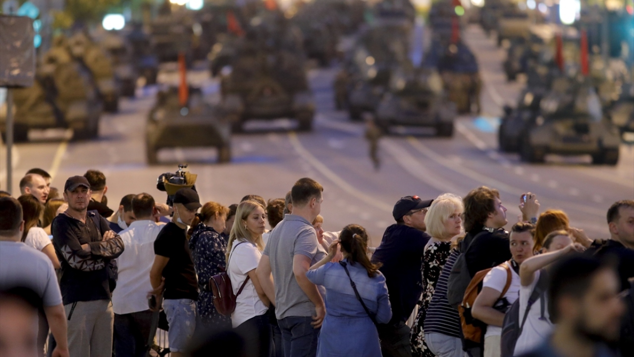 Vatandaşlar, geçit törenine katılan askeri araçları güvenlik koridorunda seyretti. 