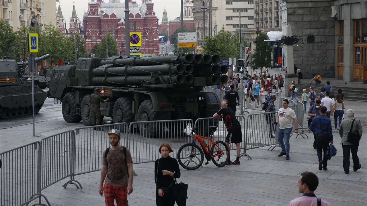 BM-30 Smerç, Sovyet çok namlulu roketatar sistemi de geçit töreni provasında yer aldı.