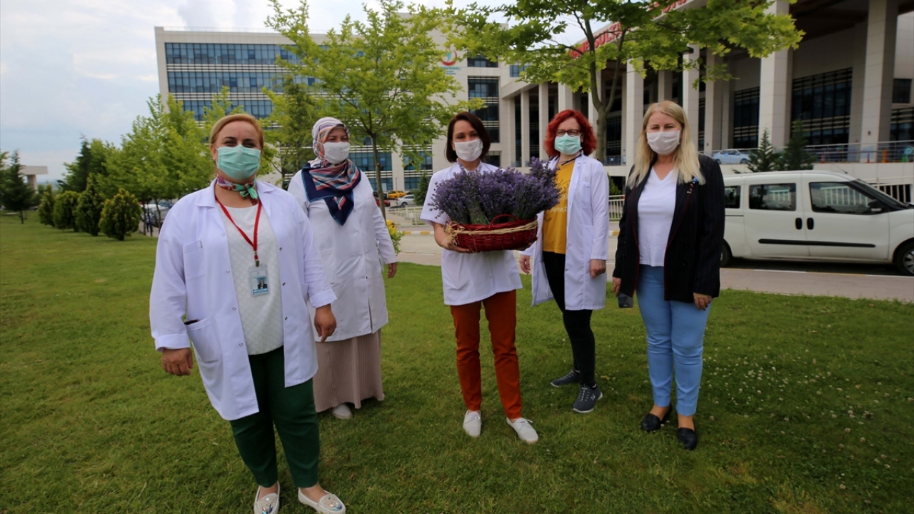 Poliklinikler dolaşılarak doktor, hemşire ve sağlık çalışanlarına lavanta demetleri takdim edildi. 