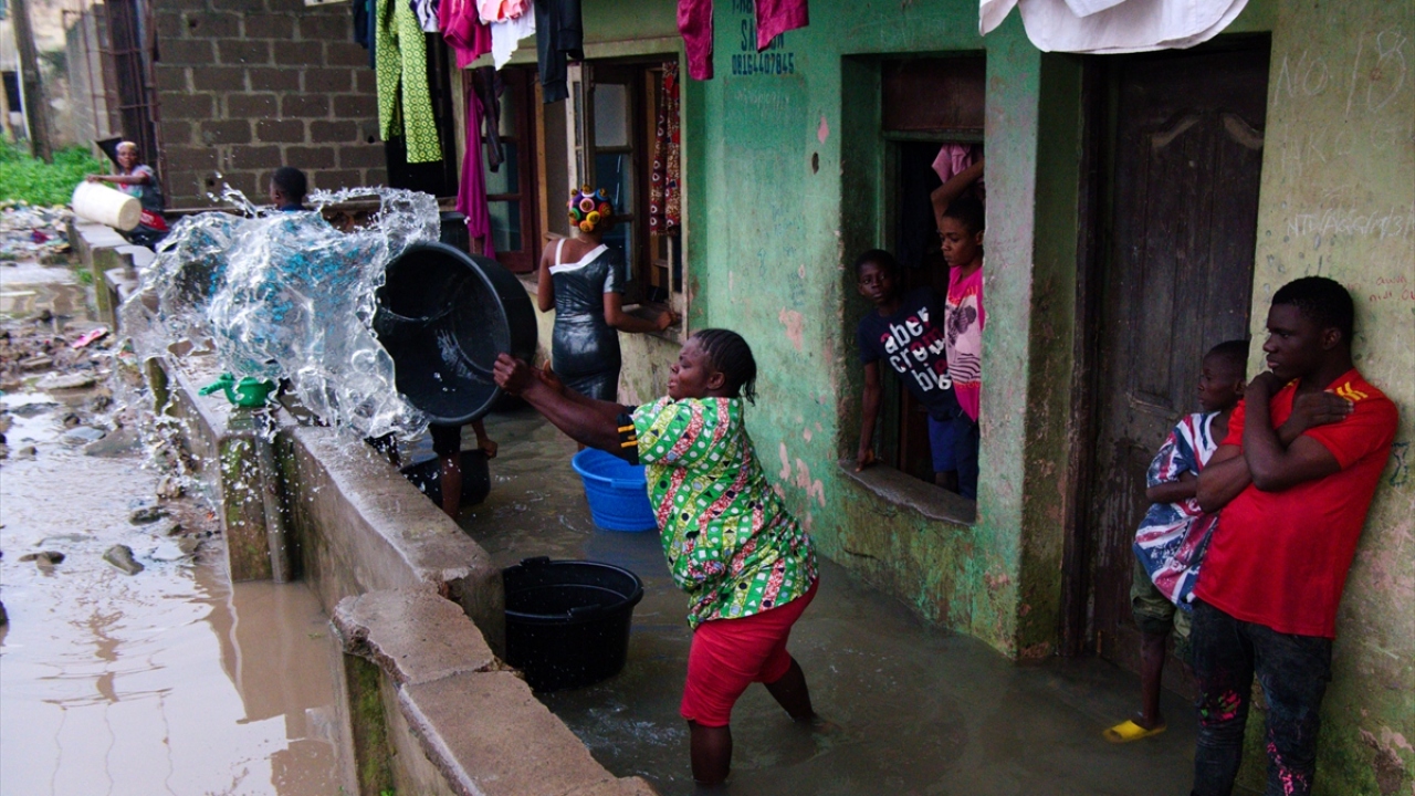 Nijeryalılar, kendi imkanlarıyla evlerde biriken suyu boşaltmaya çalıştı.